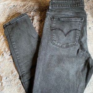 Womens Levi’s size 29 skinny jeans